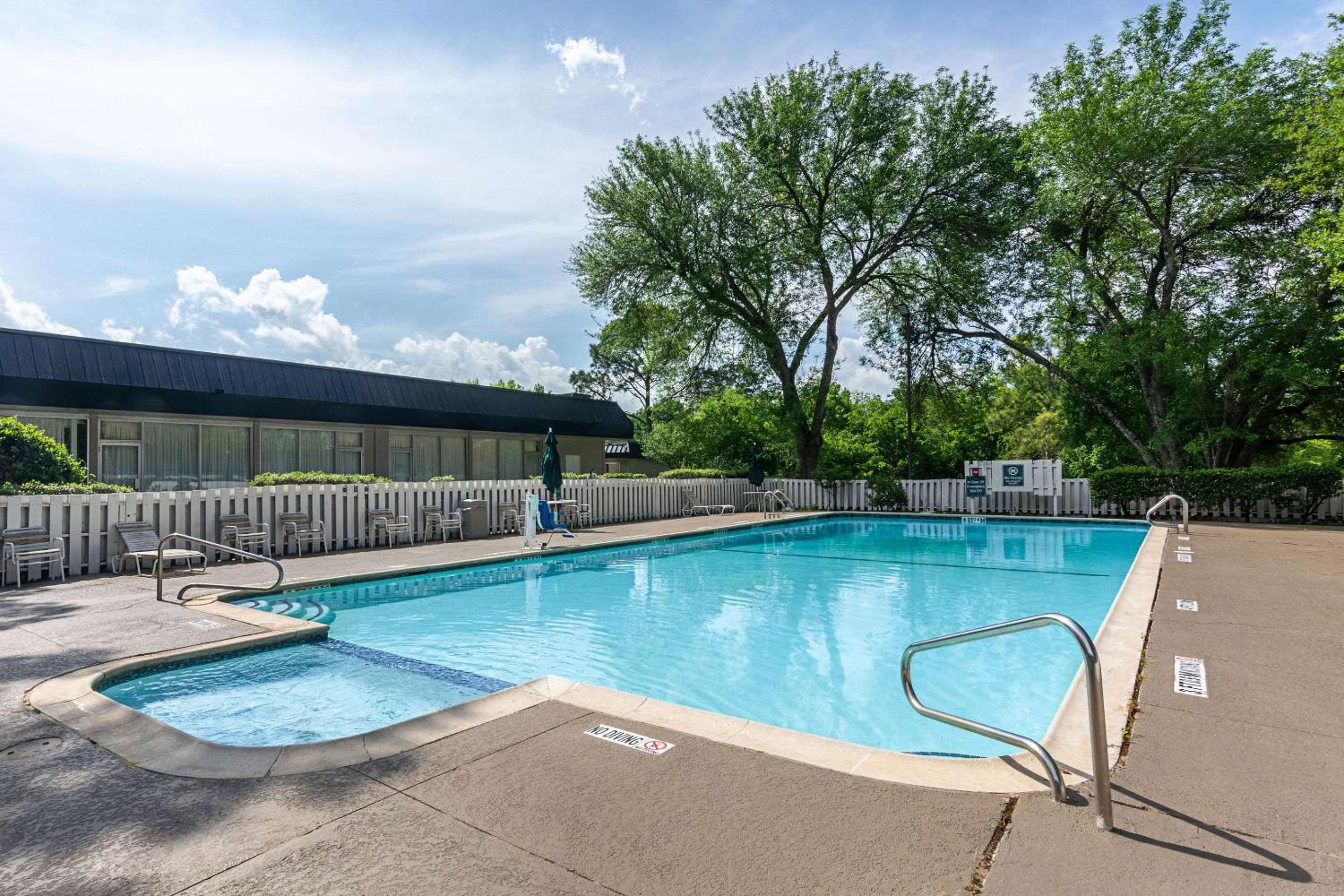 Huntsville Vacations - Rodeway Inn - Property Image 2