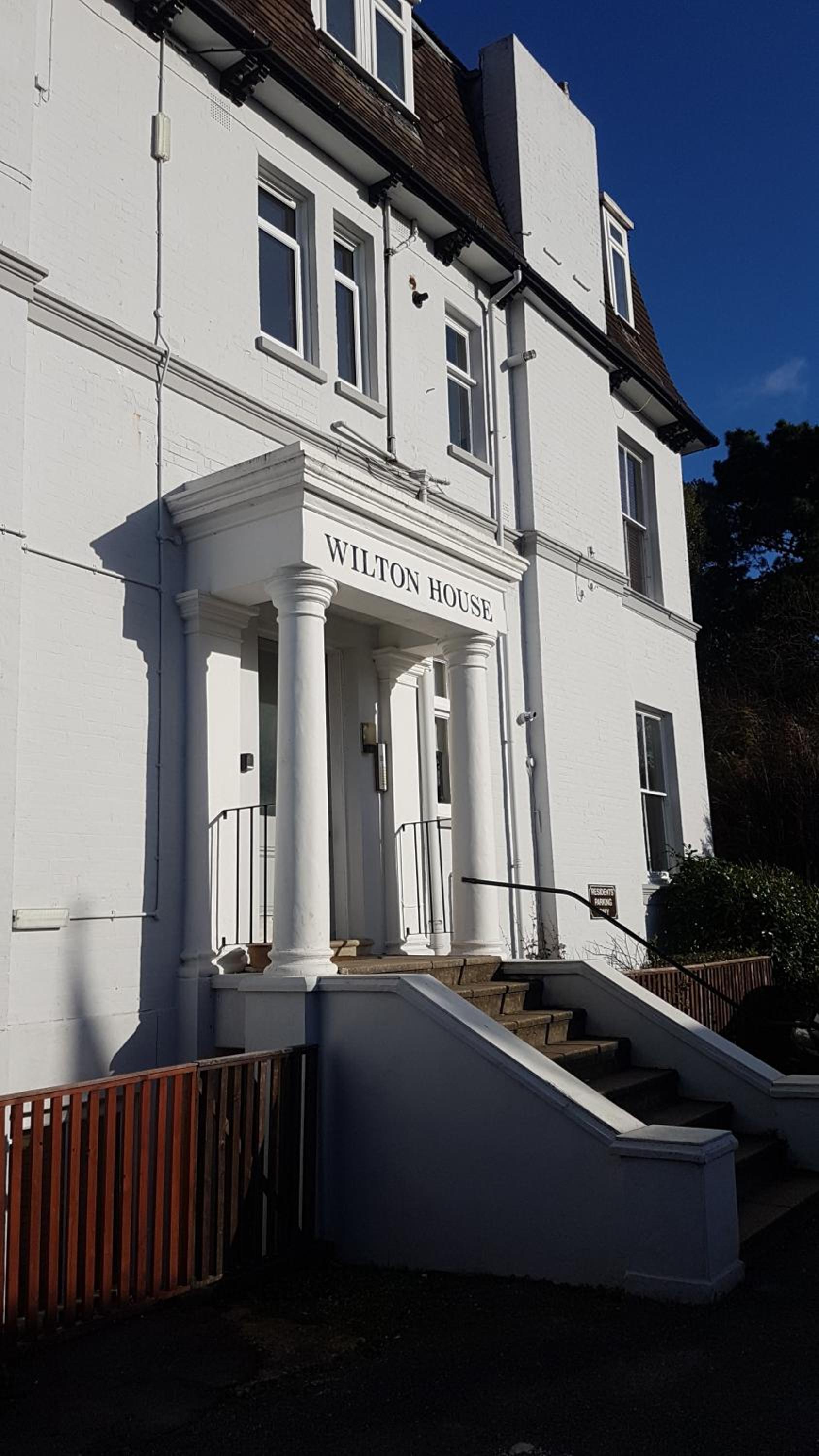 Lovely 2 Bedroom Flat Wifi Close to the beach view 2