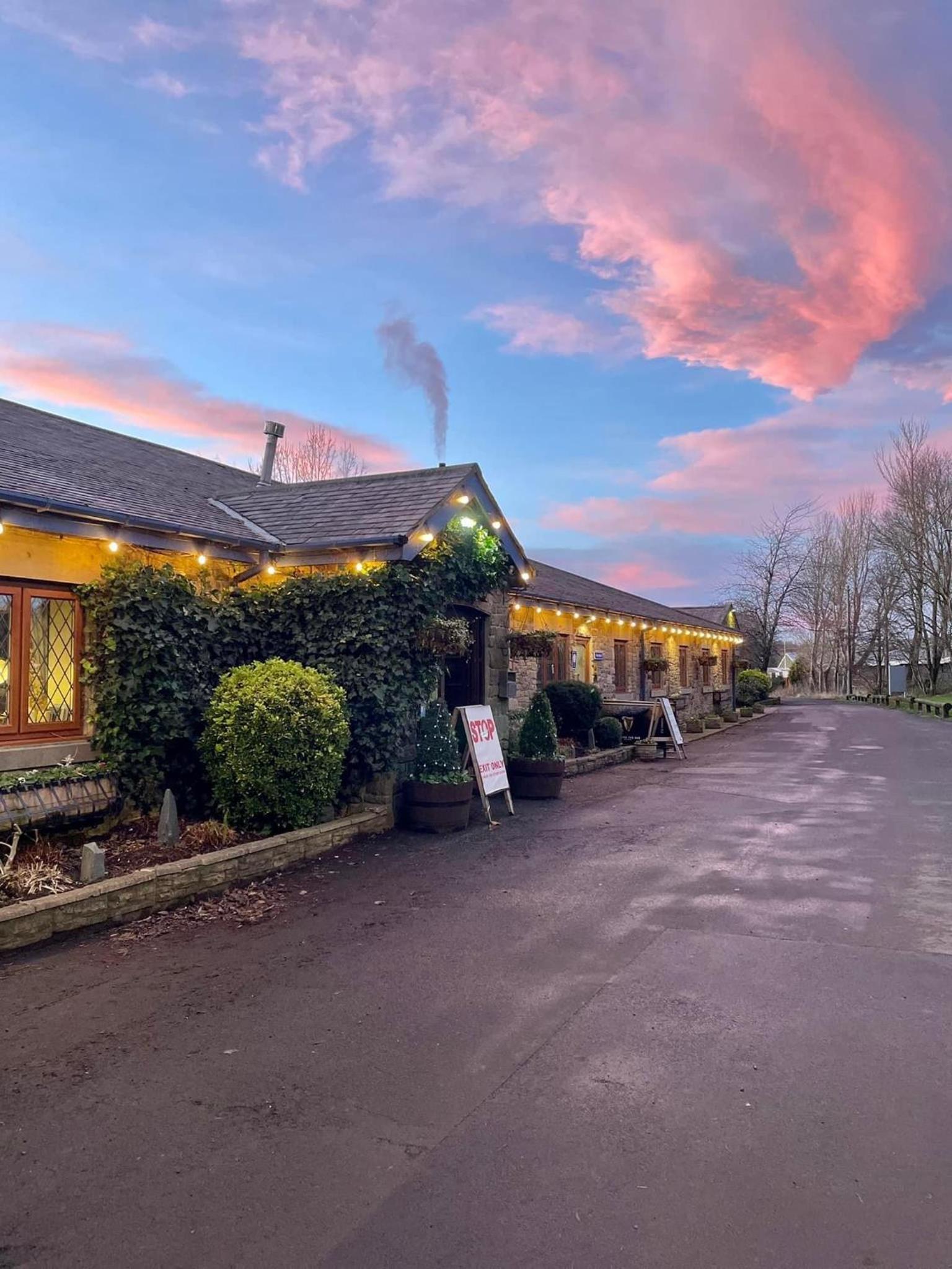 Hotel Bowes Incline Hotel - Image 1