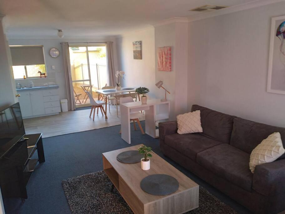 Cosy 2 bedroom Unit in a secure gated complex