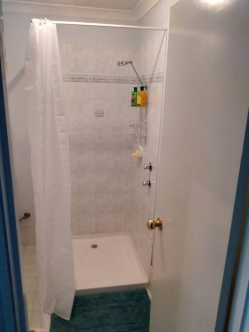 Cosy 2 bedroom Unit in a secure gated complex