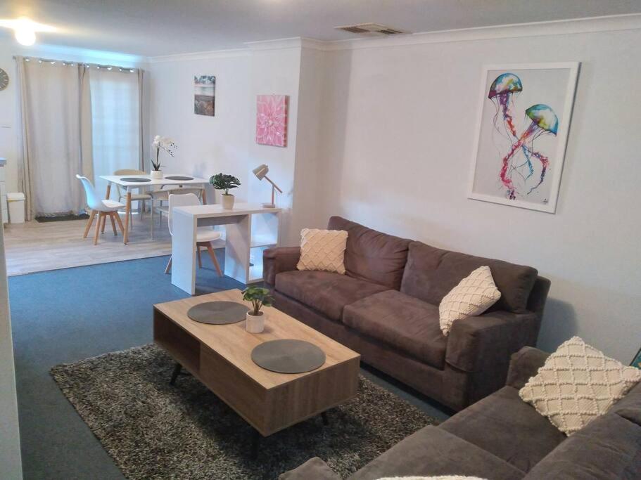 Cosy 2 bedroom Unit in a secure gated complex