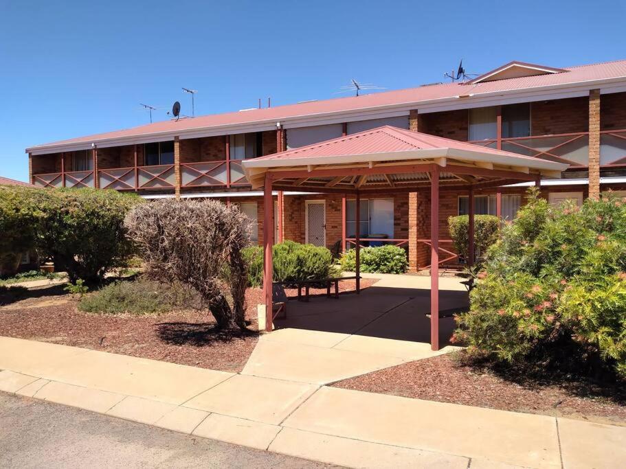 Cosy 2 bedroom Unit in a secure gated complex