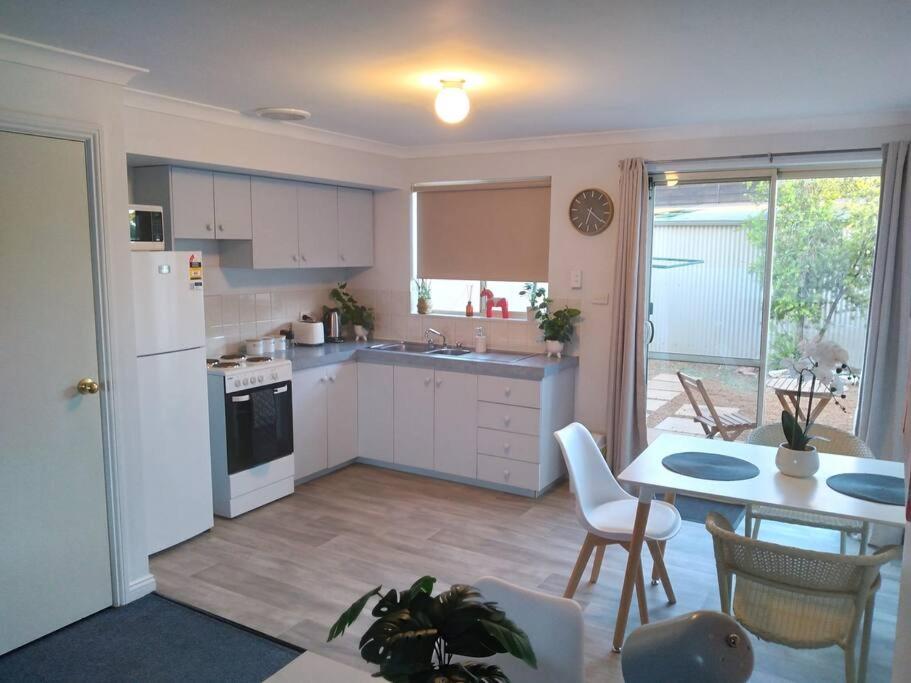 Cosy 2 bedroom Unit in a secure gated complex