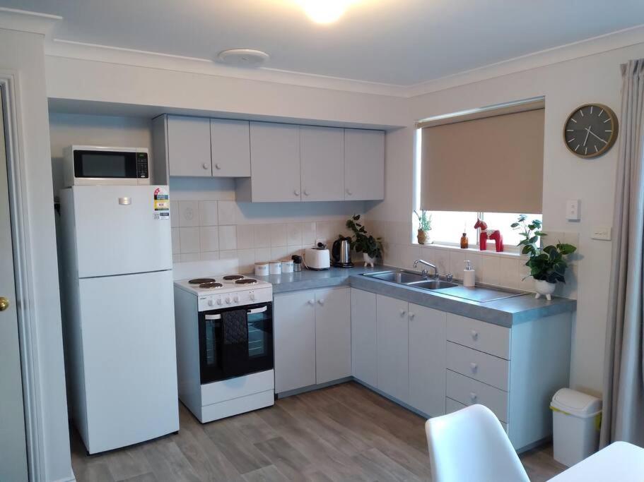 Cosy 2 bedroom Unit in a secure gated complex
