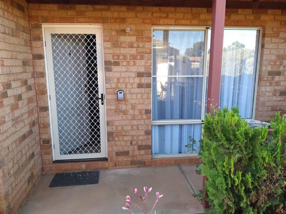 Cosy 2 bedroom Unit in a secure gated complex