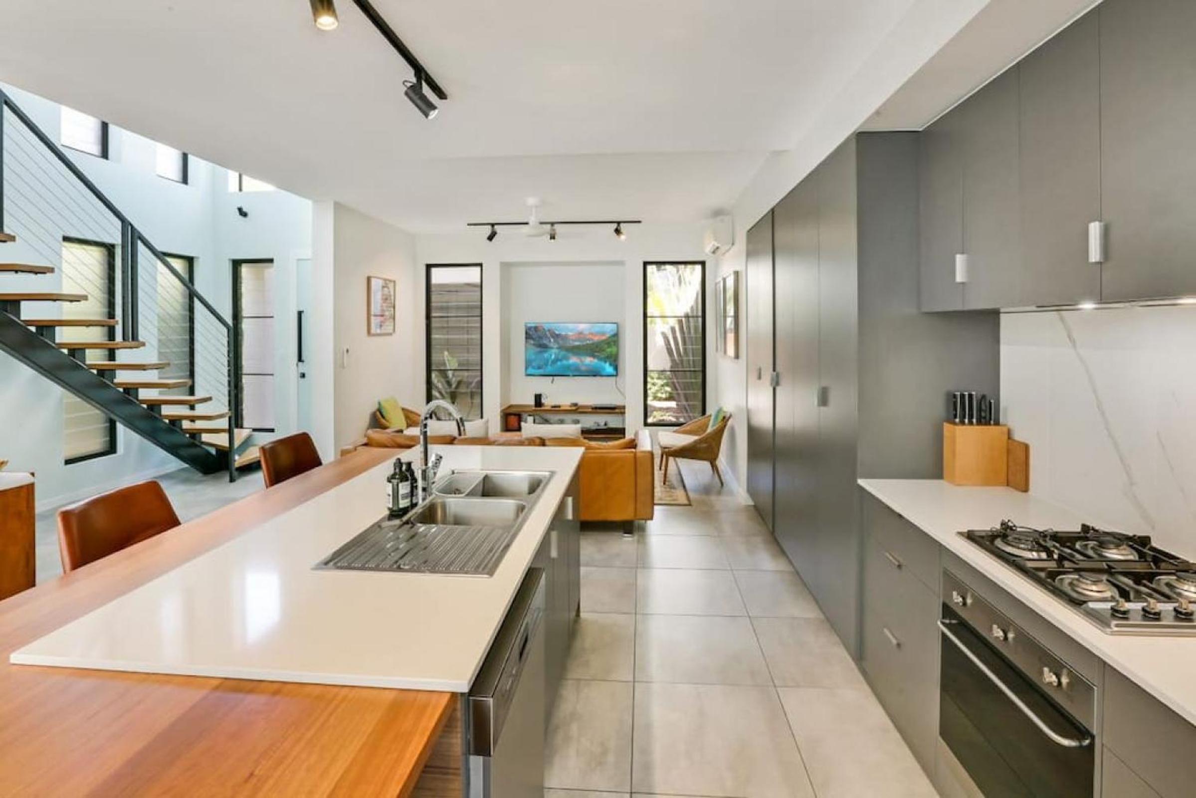 Carinya - Secluded luxury minutes from the beach view 4