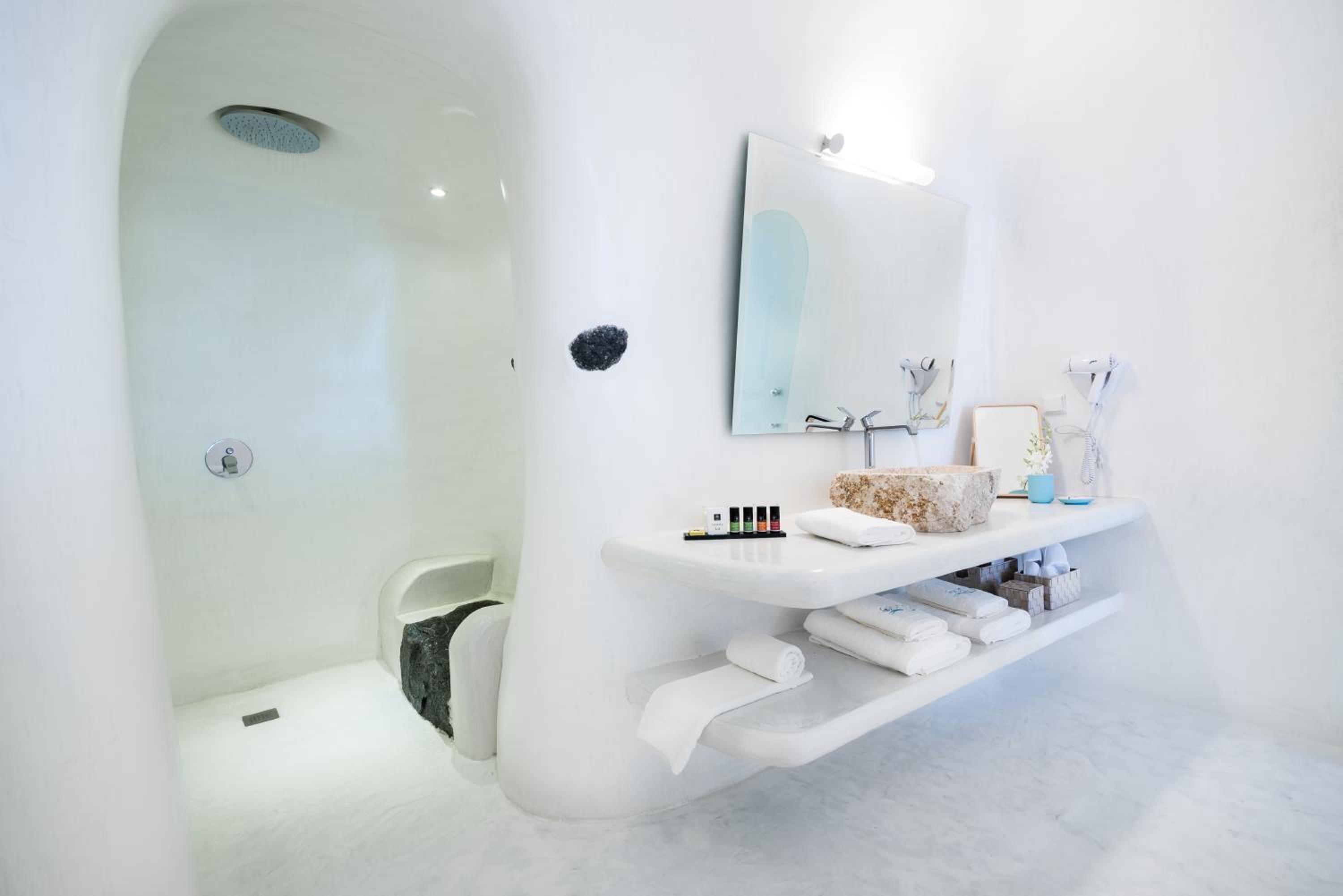 Oia Vacations - Maregio Suites - Property Image 11