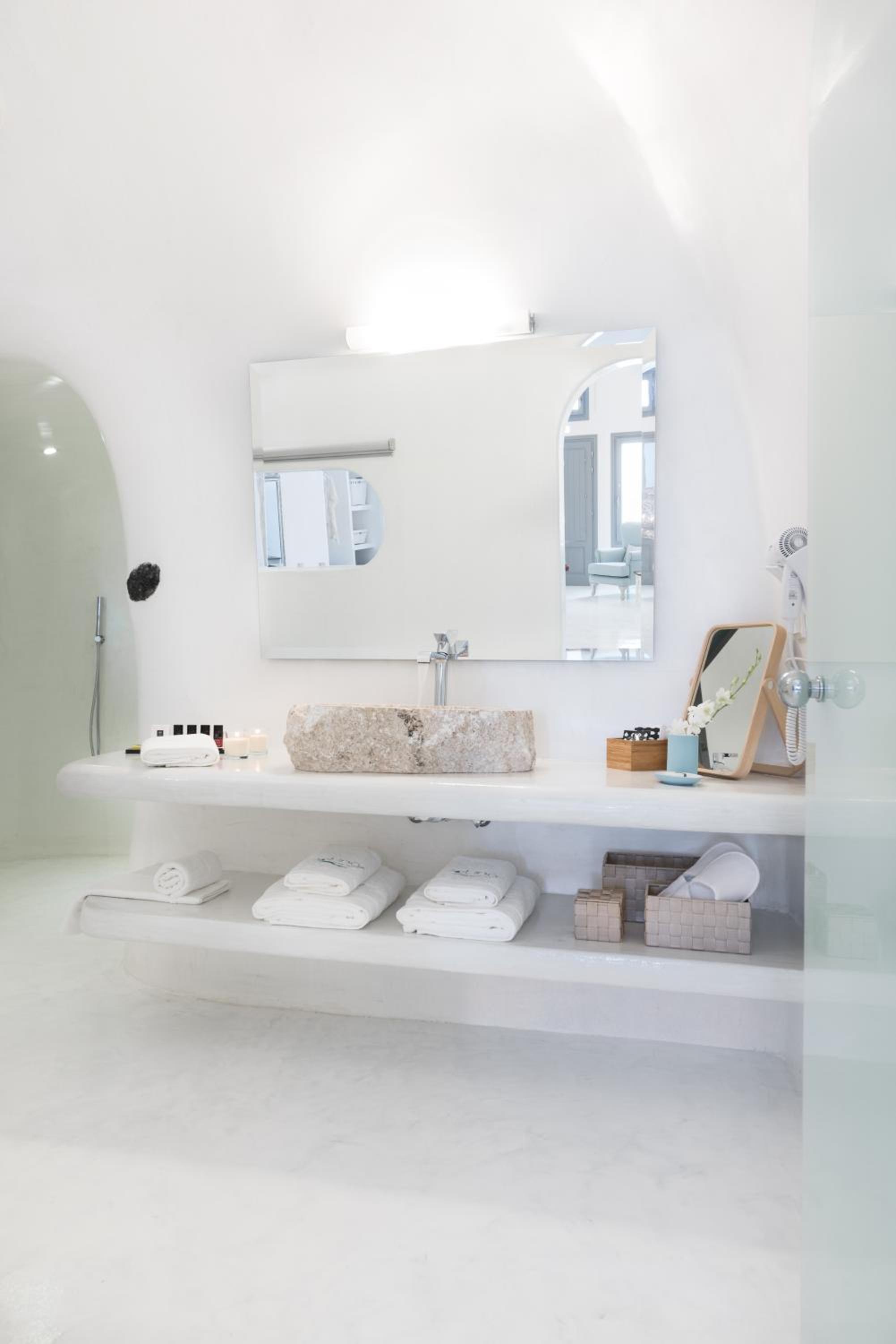 Oia Vacations - Maregio Suites - Property Image 10