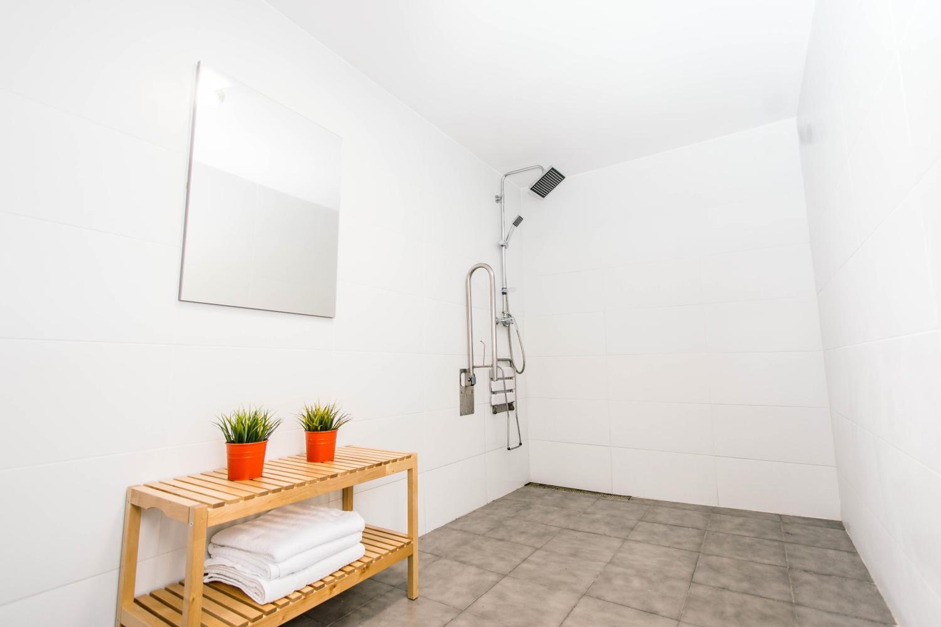 360 Hostel Borne