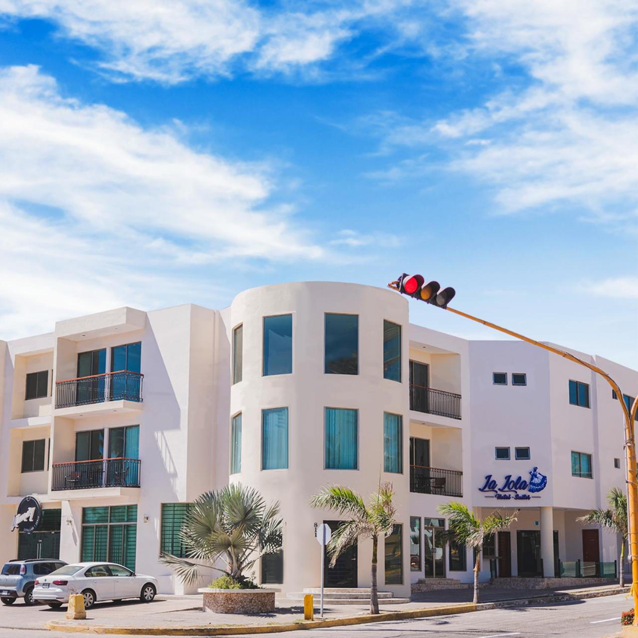 Hotel La Lola Hotel & Suites - Image 1