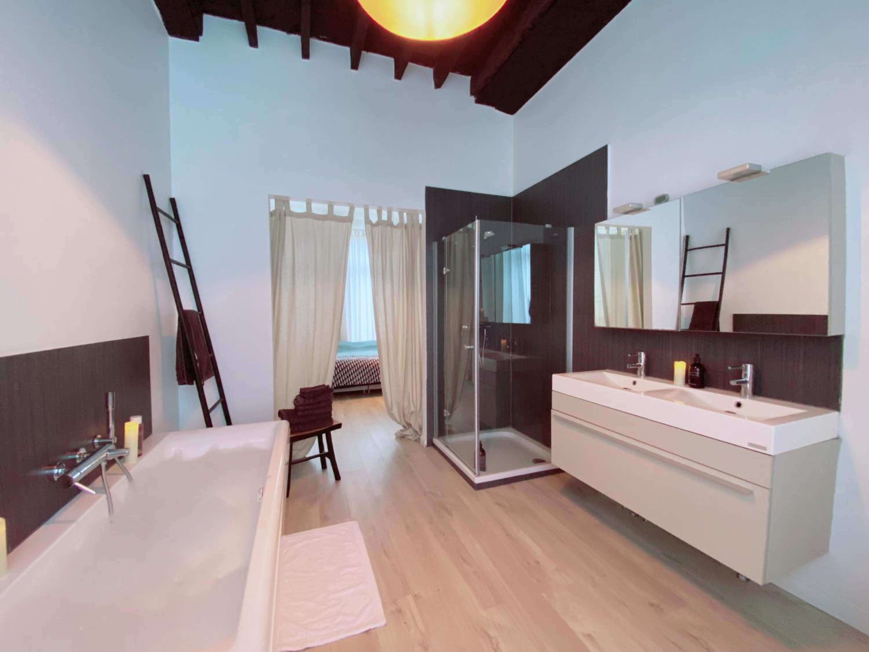 LoCo Paradiso - Two kingsize beds, outdoor terrace, DJ booth, bar, cinema, bathtub, kitchen, airco