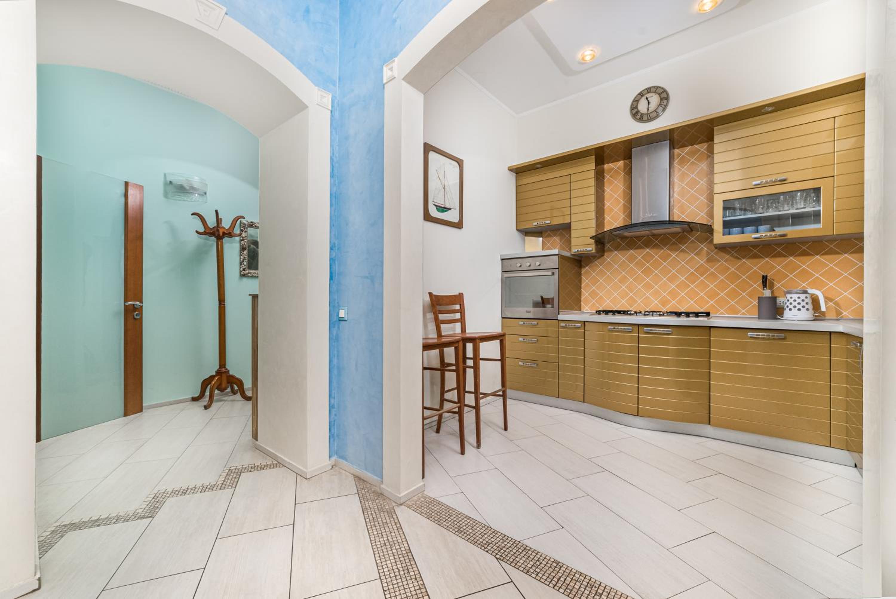 Classical Deribasivska 3-Bedrooms Apartment