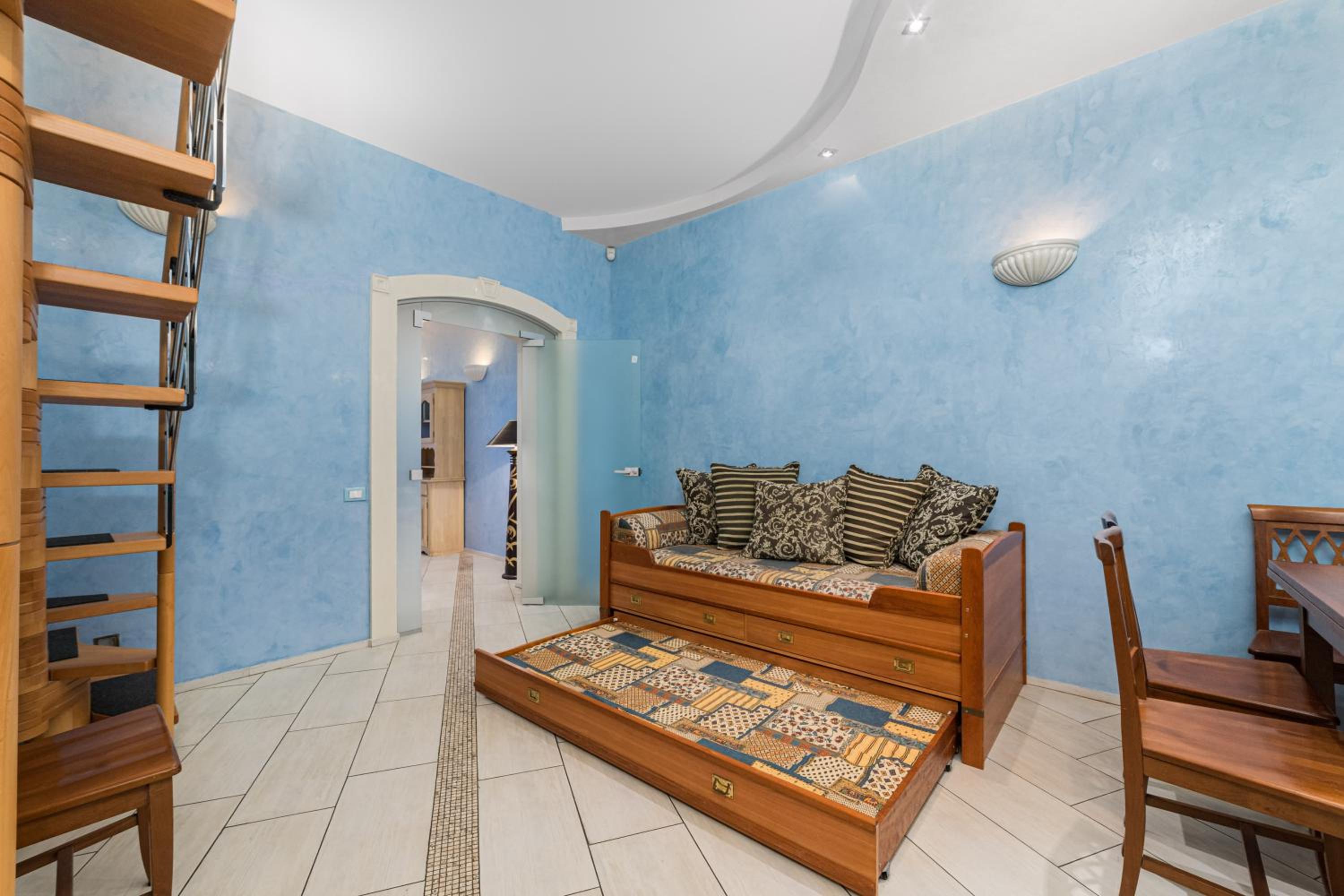 Classical Deribasivska 3-Bedrooms Apartment