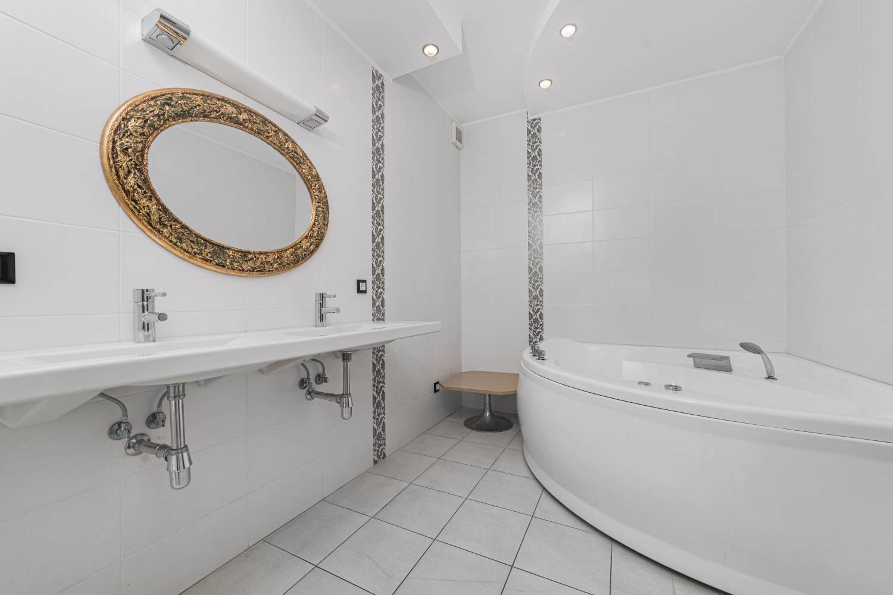 Classical Deribasivska 3-Bedrooms Apartment
