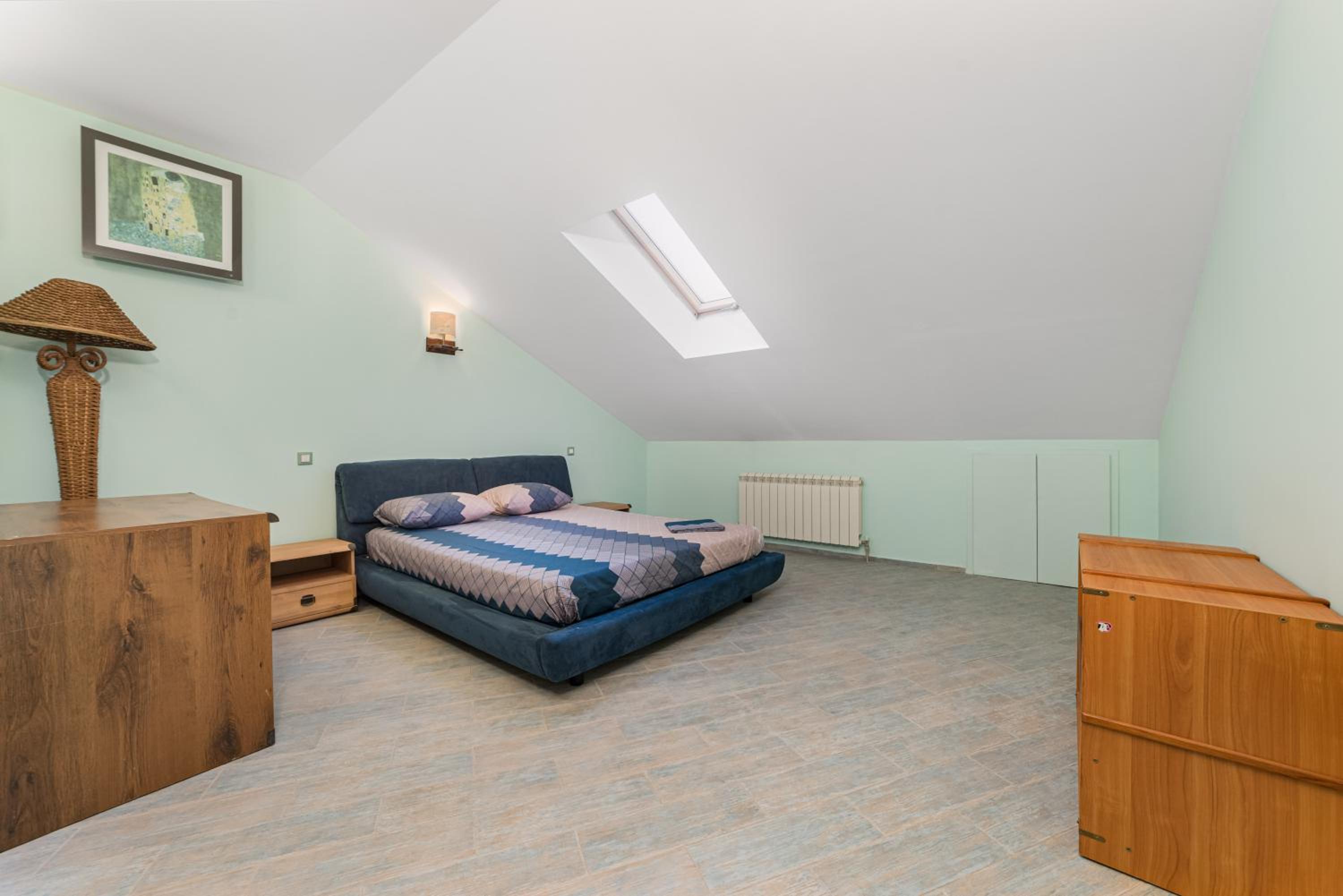 Classical Deribasivska 3-Bedrooms Apartment