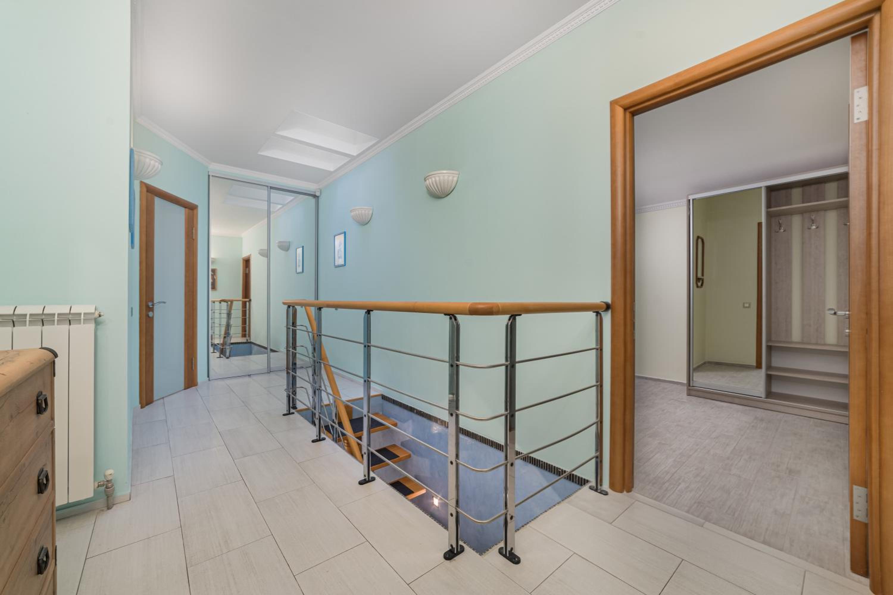 Classical Deribasivska 3-Bedrooms Apartment