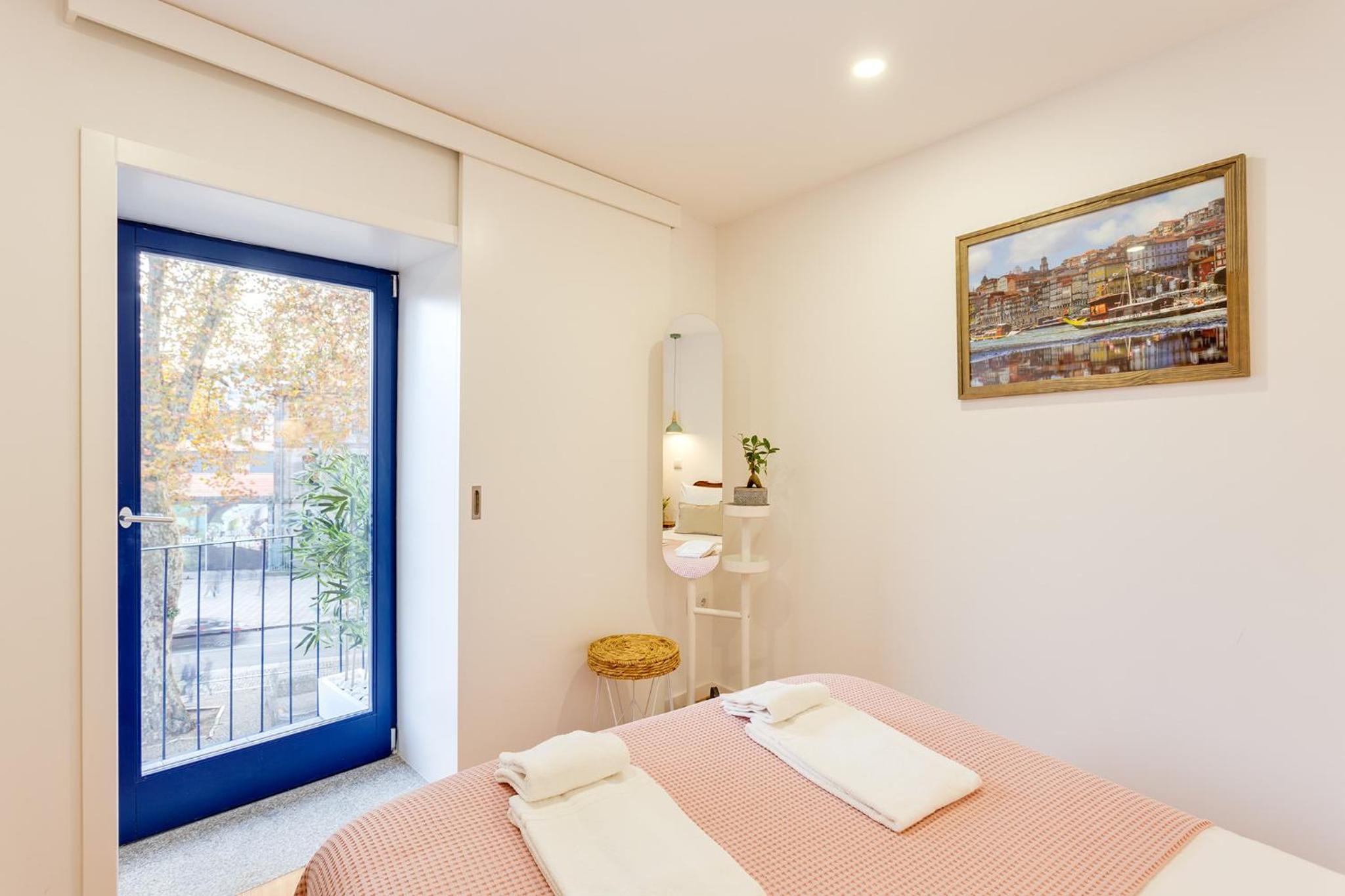 Riverside 2 Bedroom Apartment by DA'HOME view 5