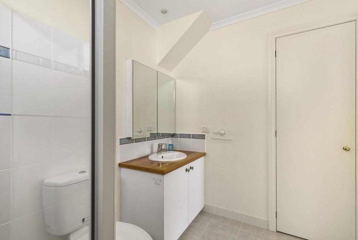Phillip Island Boat Ramp Apartment - Adorable 1 bed for singles, couples, small family view 4