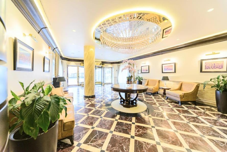 1 room 60m2 center of Obolon near River side view 3