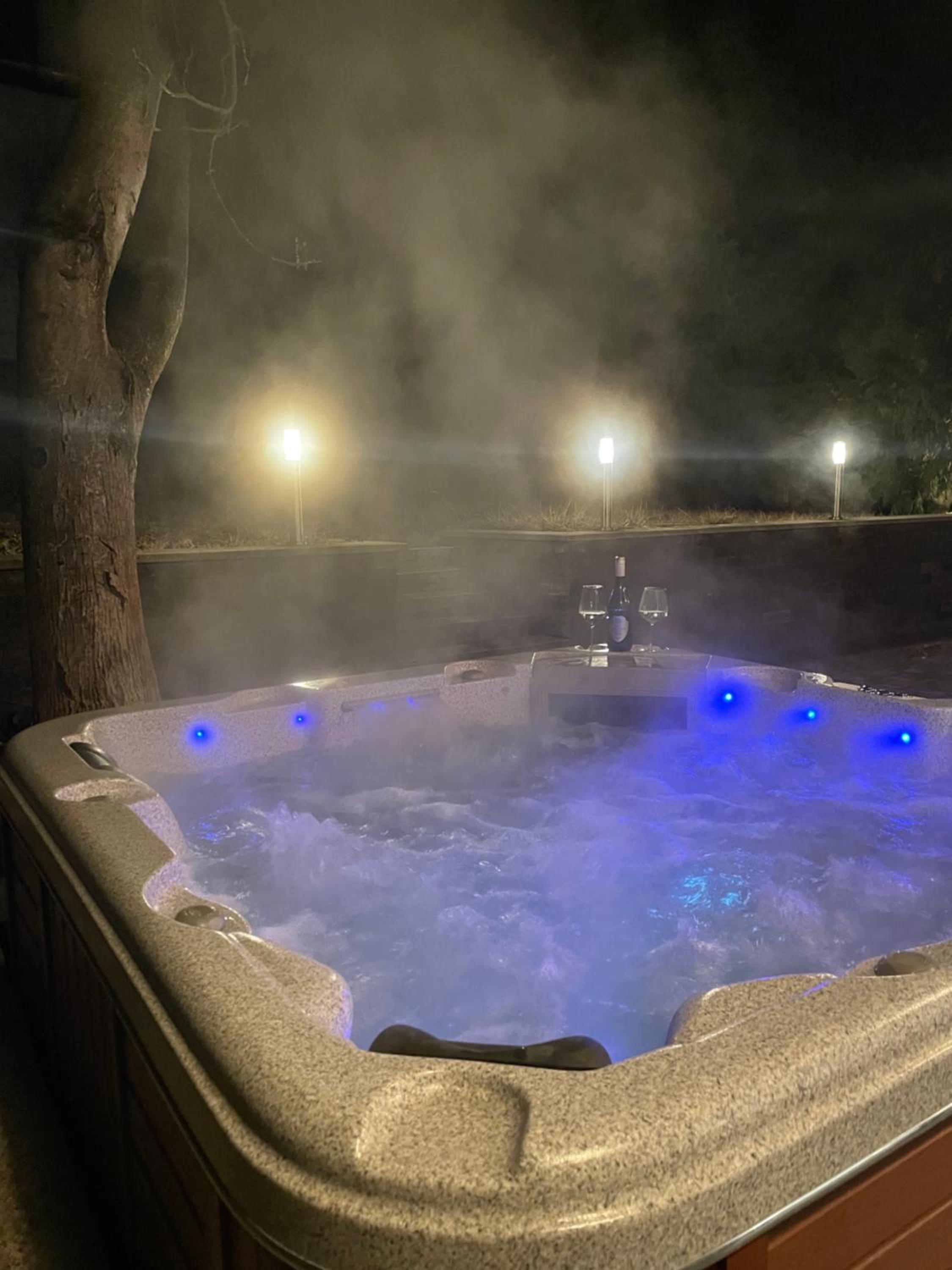 Malibu Apartman & Jacuzzi view 2