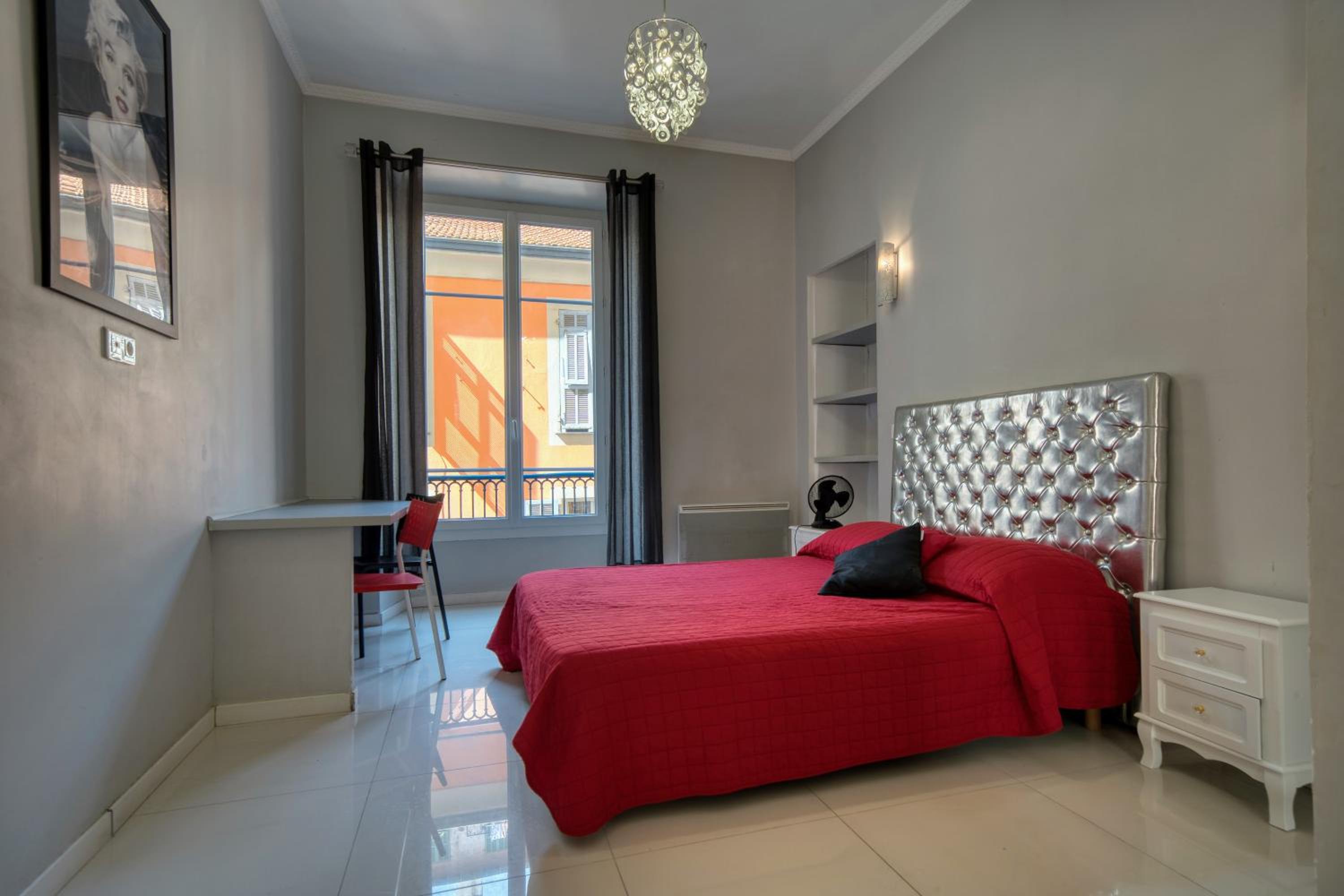 Lusso 5 beds Central Apartment view 3