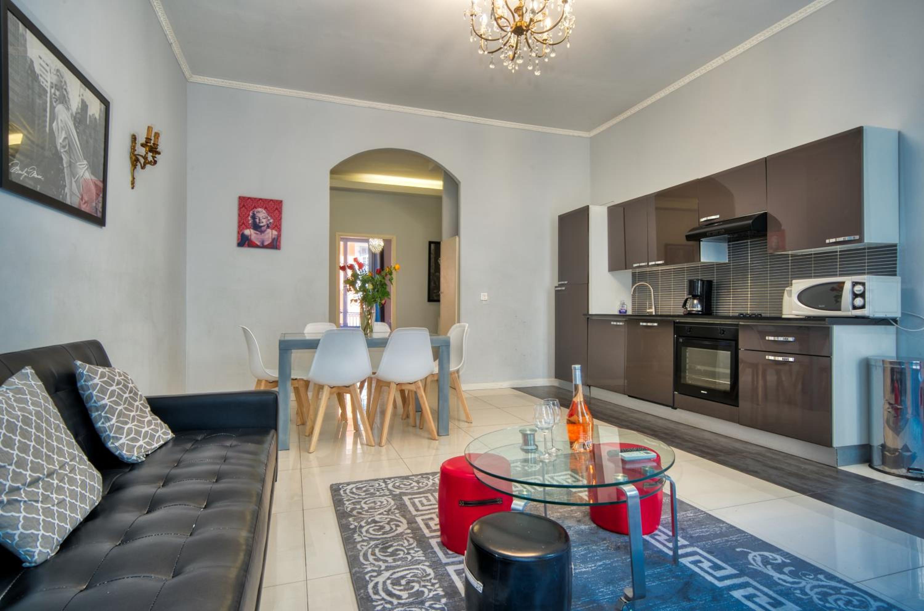 Lusso 5 beds Central Apartment view 2