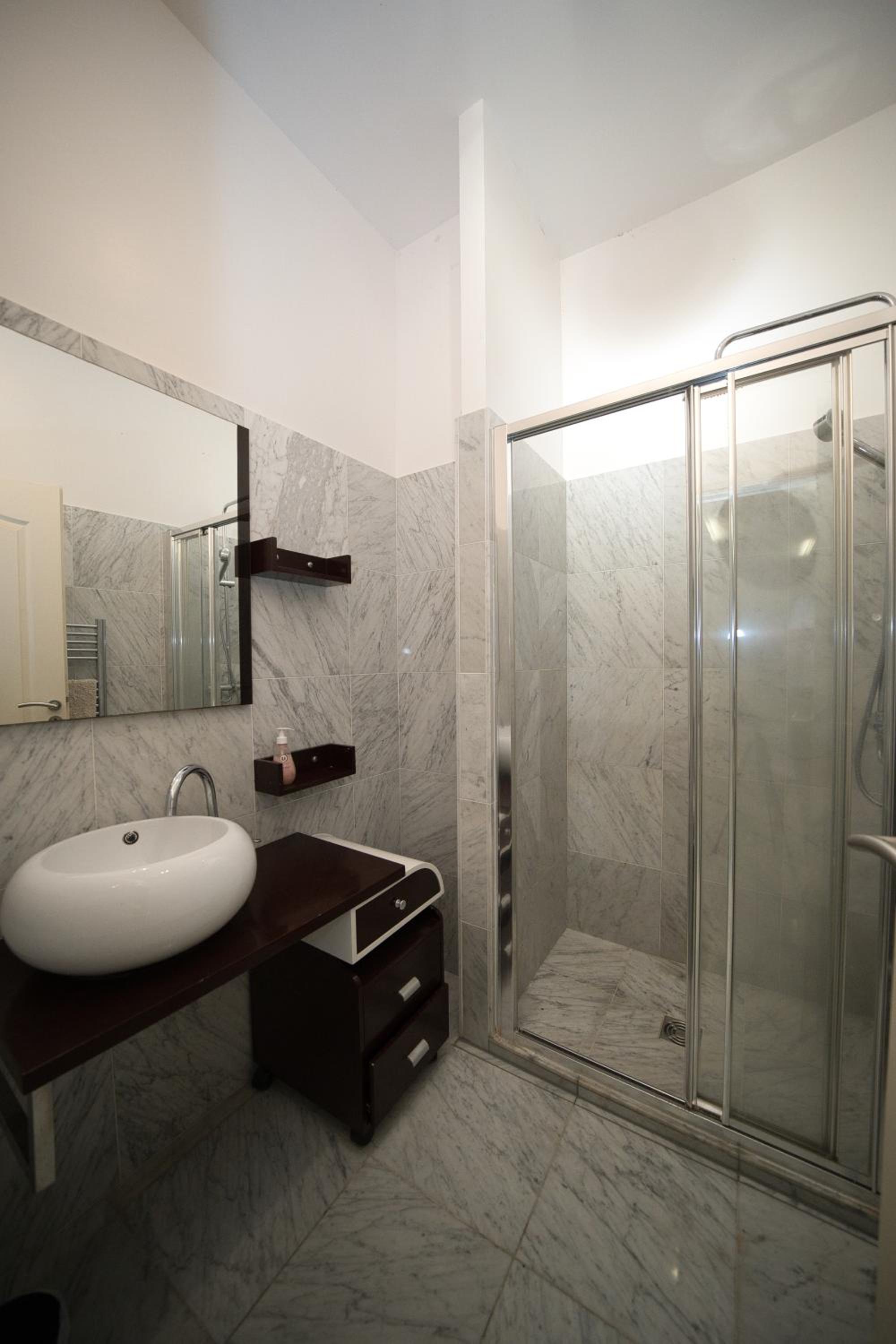 Lusso 5 beds Central Apartment view 5