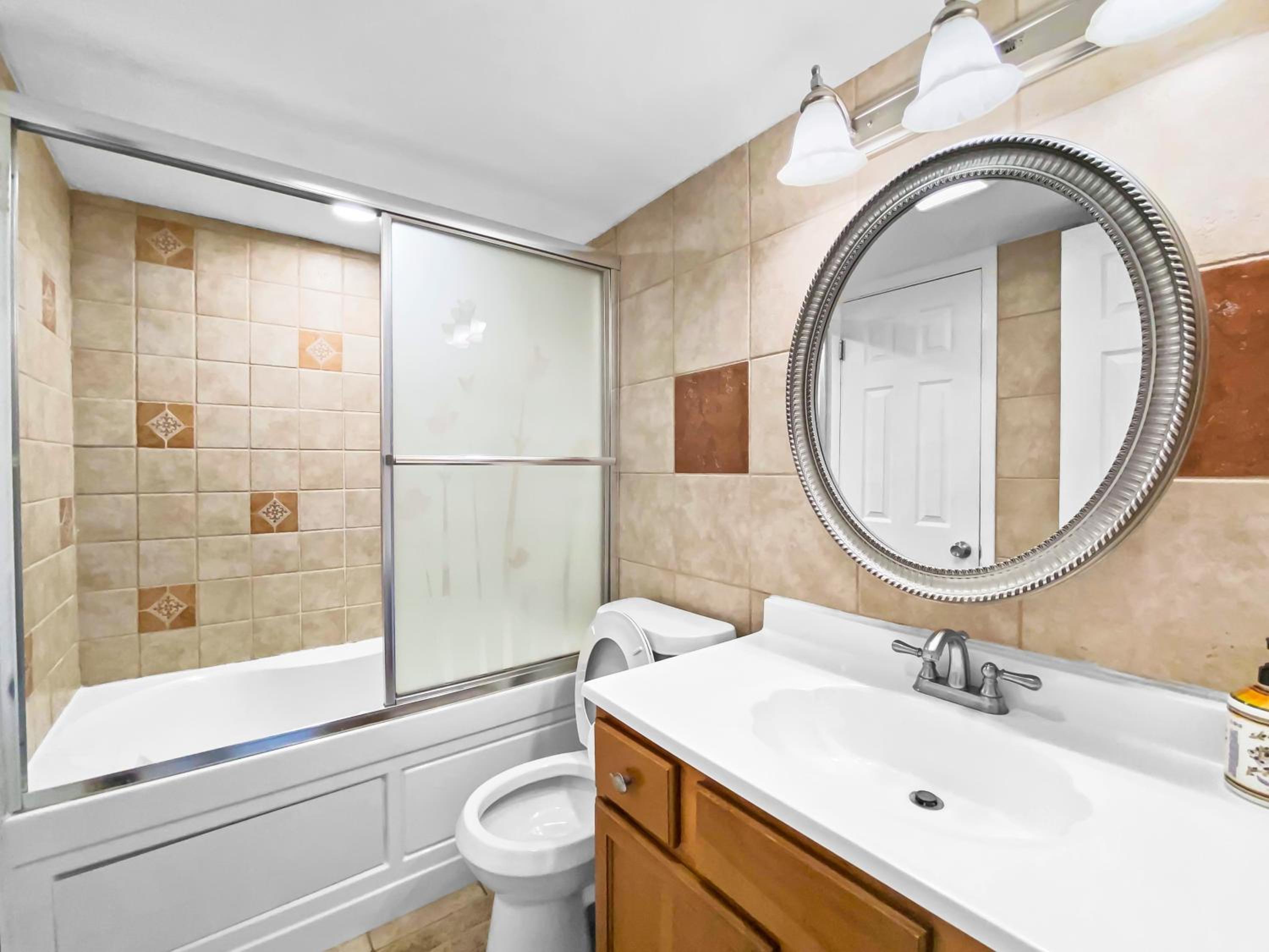 NEW Updated Siesta Key Vacation Rental with Heated Pool Access - Property Image 11