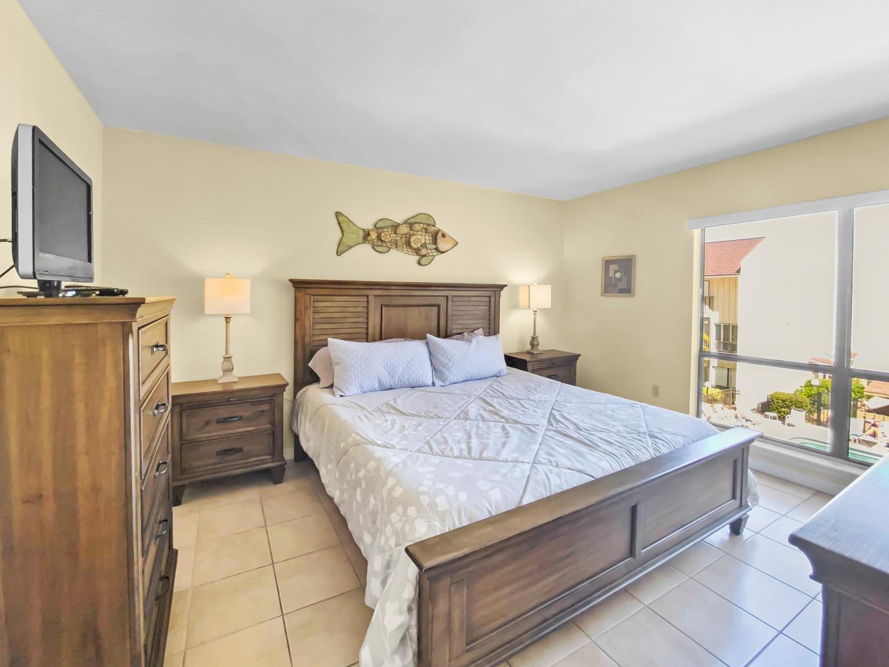 NEW Updated Siesta Key Vacation Rental with Heated Pool Access - Property Image 10