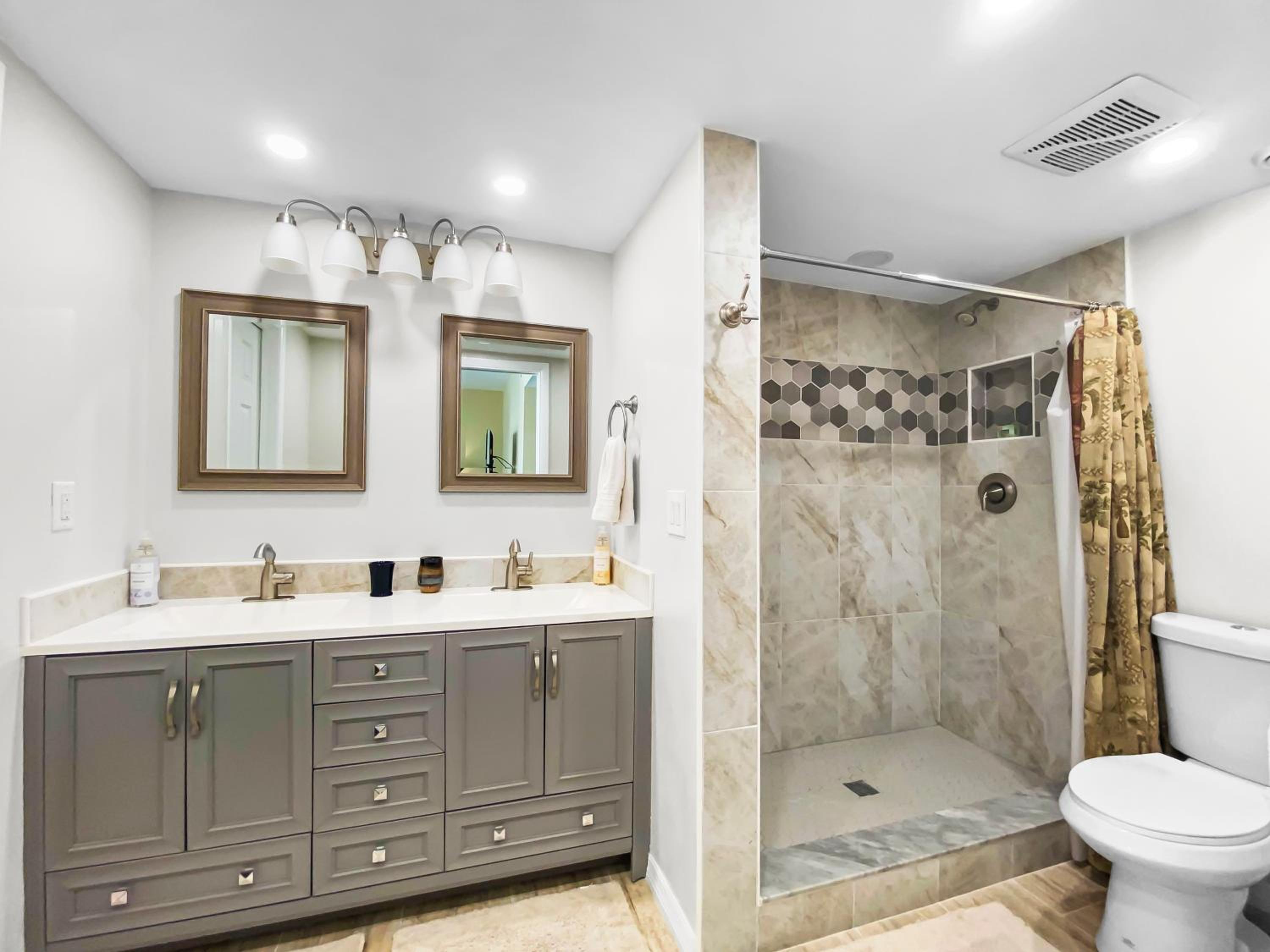 NEW Updated Siesta Key Vacation Rental with Heated Pool Access - Property Image 9