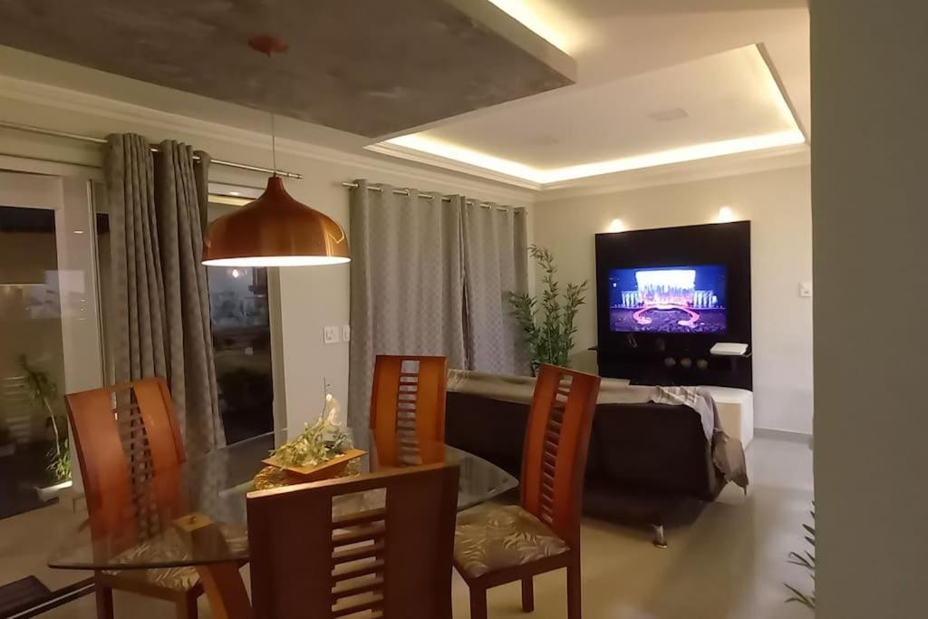 Casa COMPLETA-ÓTIMO WIFI-Espaço PET-TV Ilimitada-03 carros-Até10 pessoas