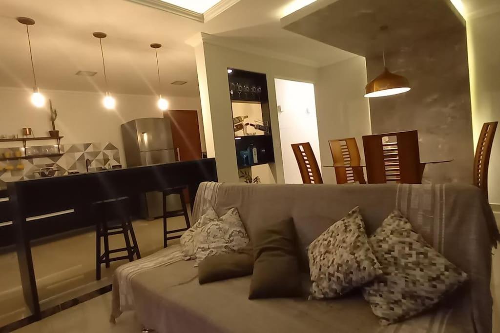 Casa COMPLETA-ÓTIMO WIFI-Espaço PET-TV Ilimitada-03 carros-Até10 pessoas