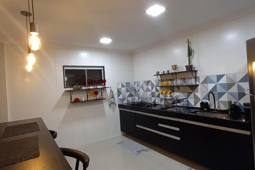 Casa COMPLETA-ÓTIMO WIFI-Espaço PET-TV Ilimitada-03 carros-Até10 pessoas