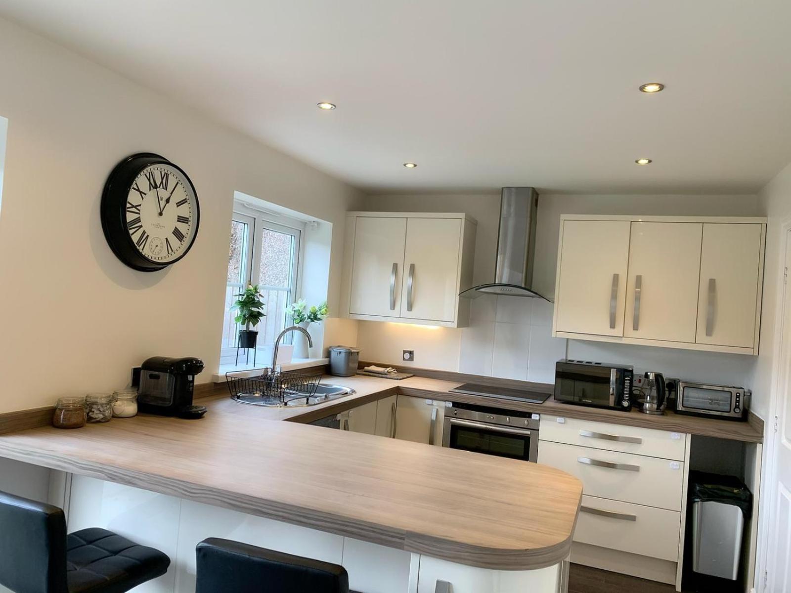 Spacious and amazing 4 bedroom detached house view 2