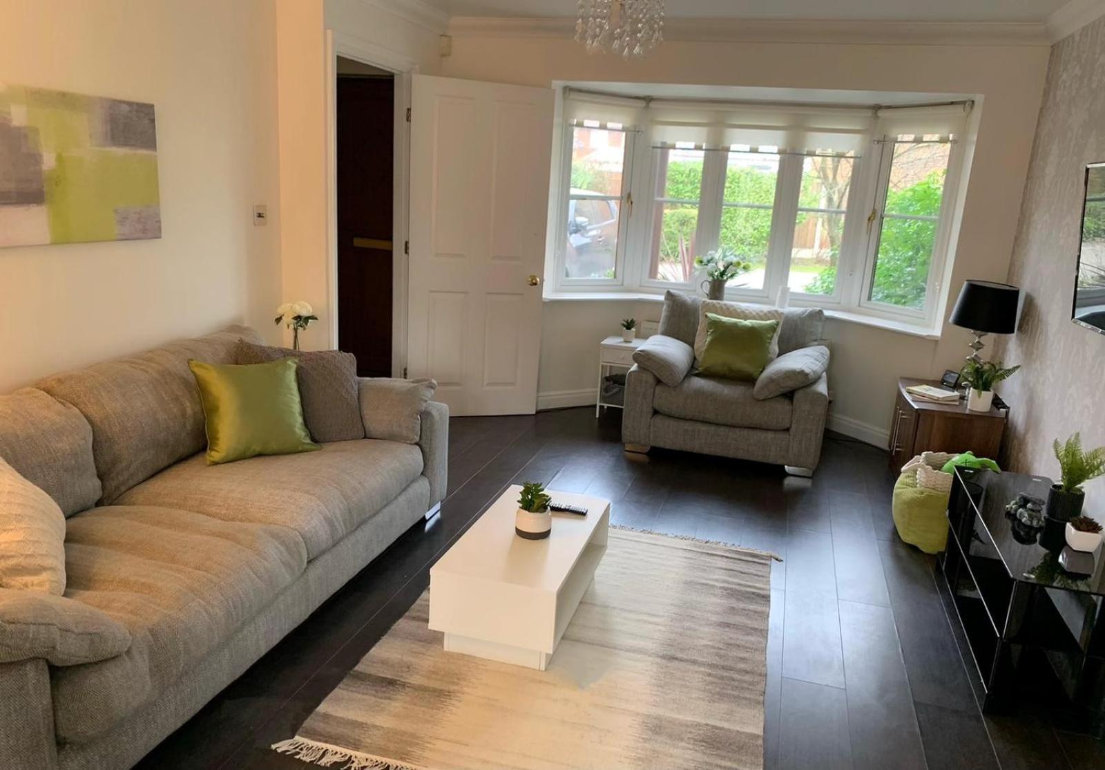 Spacious and amazing 4 bedroom detached house view 3