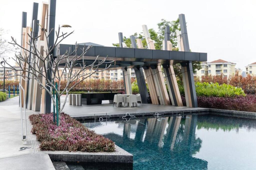 Mountain View 2 room KL East Mall 4pax NEW