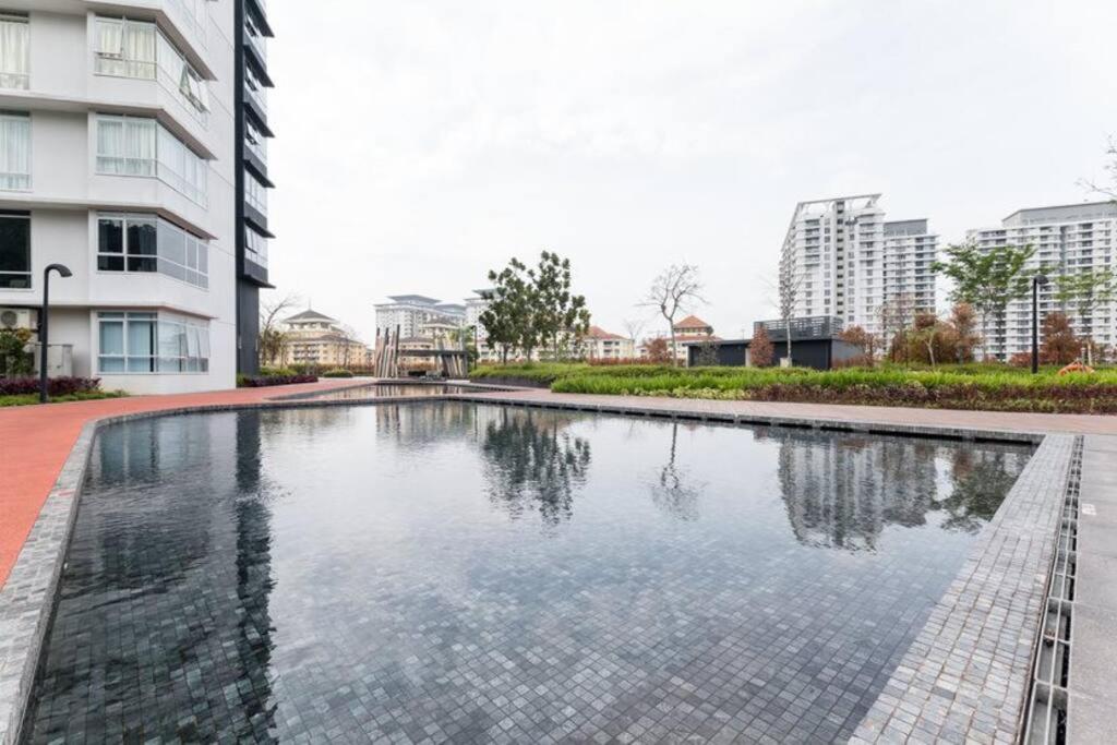 Mountain View 2 room KL East Mall 4pax NEW