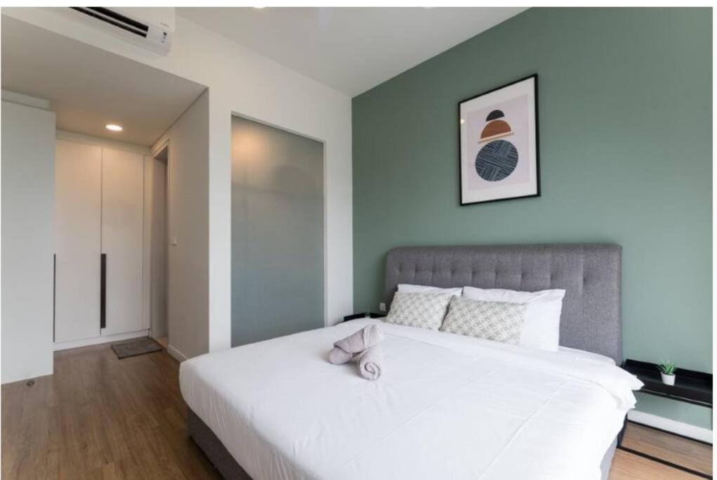 Mountain View 2 room KL East Mall 4pax NEW