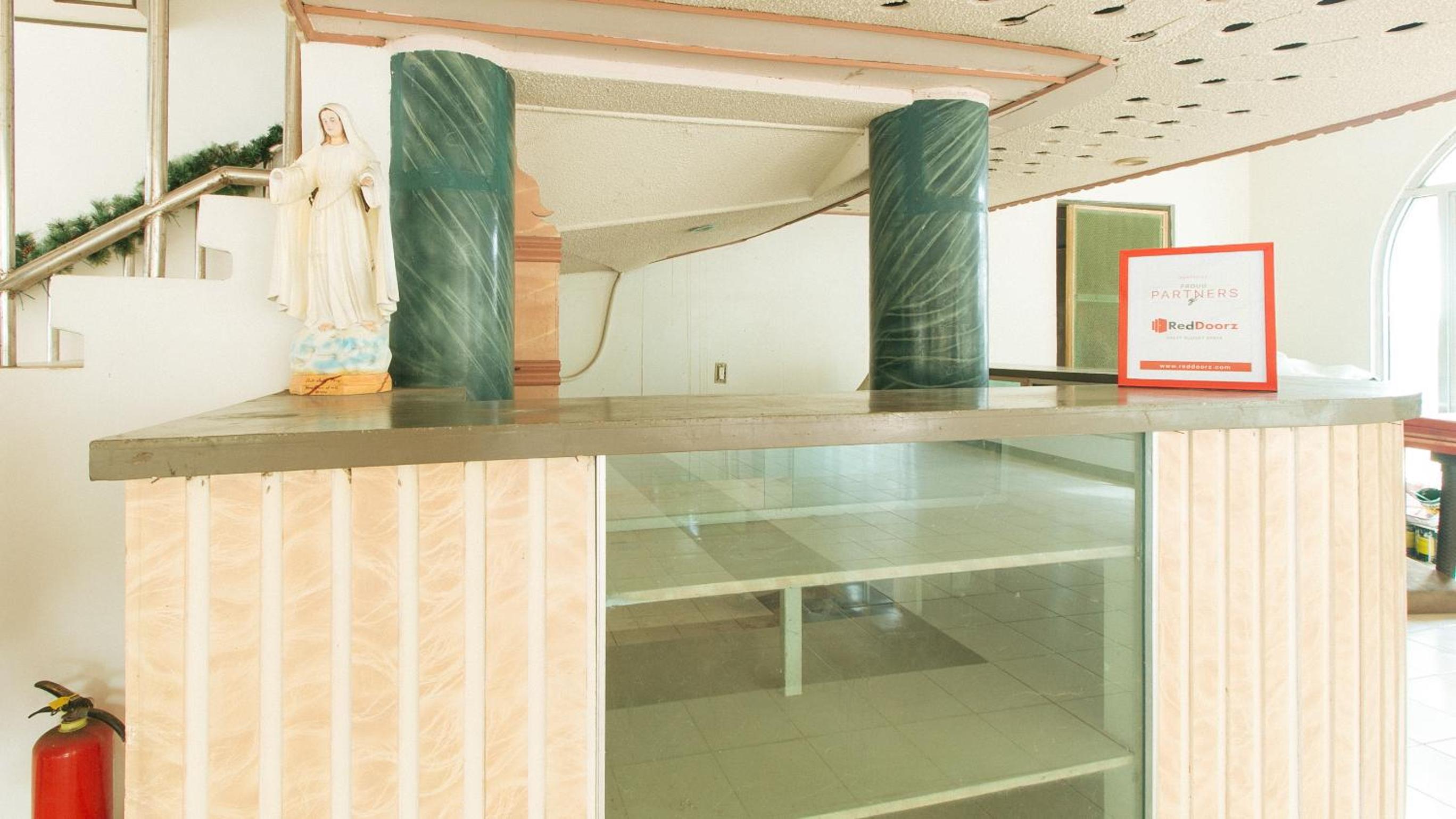 RedDoorz at Royal Grande Beach Resort Batangas