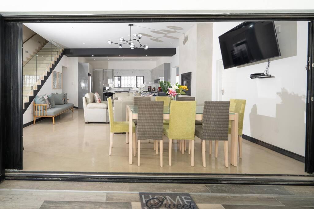 Private Modern 10 bdrm Home tucked away in Sandton