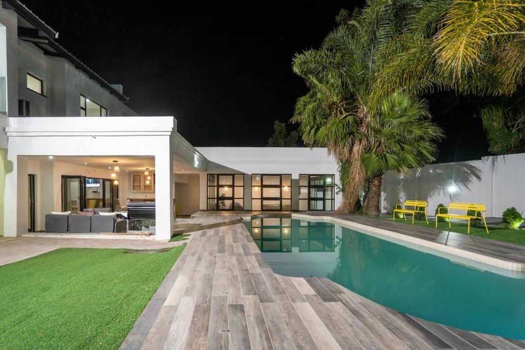 Private Modern 10 bdrm Home tucked away in Sandton