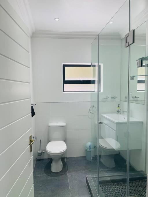 Private Modern 10 bdrm Home tucked away in Sandton
