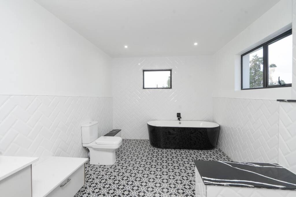 Private Modern 10 bdrm Home tucked away in Sandton