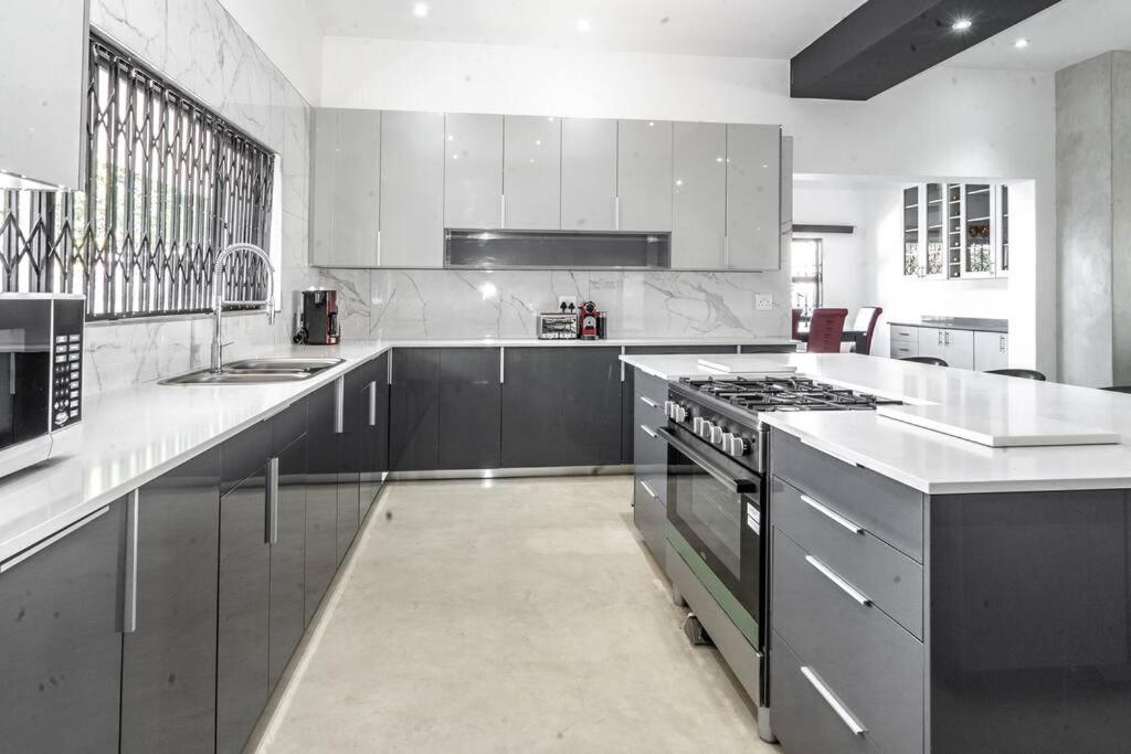 Private Modern 10 bdrm Home tucked away in Sandton