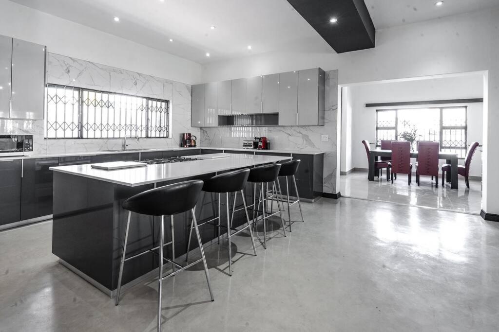 Private Modern 10 bdrm Home tucked away in Sandton