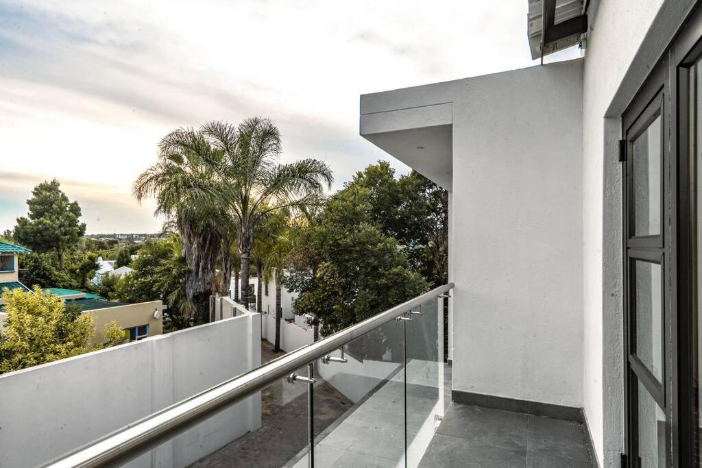 Private Modern 10 bdrm Home tucked away in Sandton