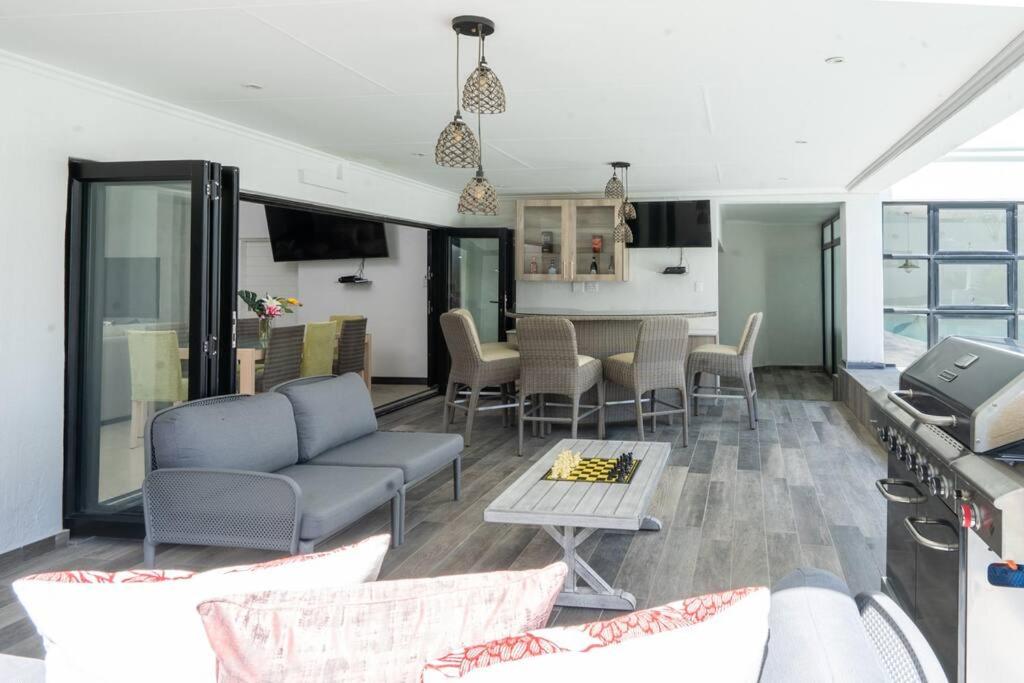 Private Modern 10 bdrm Home tucked away in Sandton