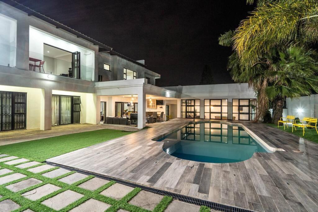 Private Modern 10 bdrm Home tucked away in Sandton
