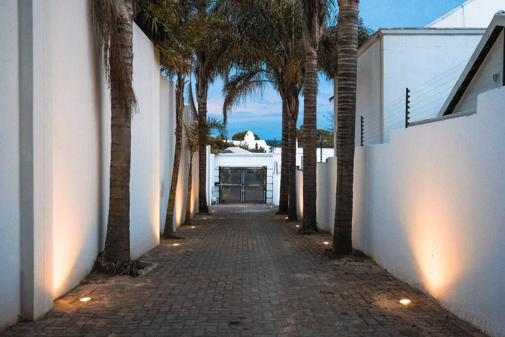 Private Modern 10 bdrm Home tucked away in Sandton